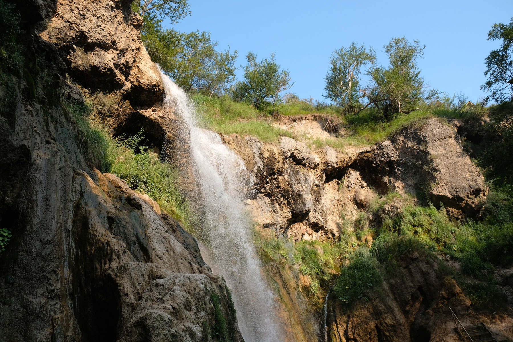 Der "Kleine Wasserfall" vor einer Felswand.