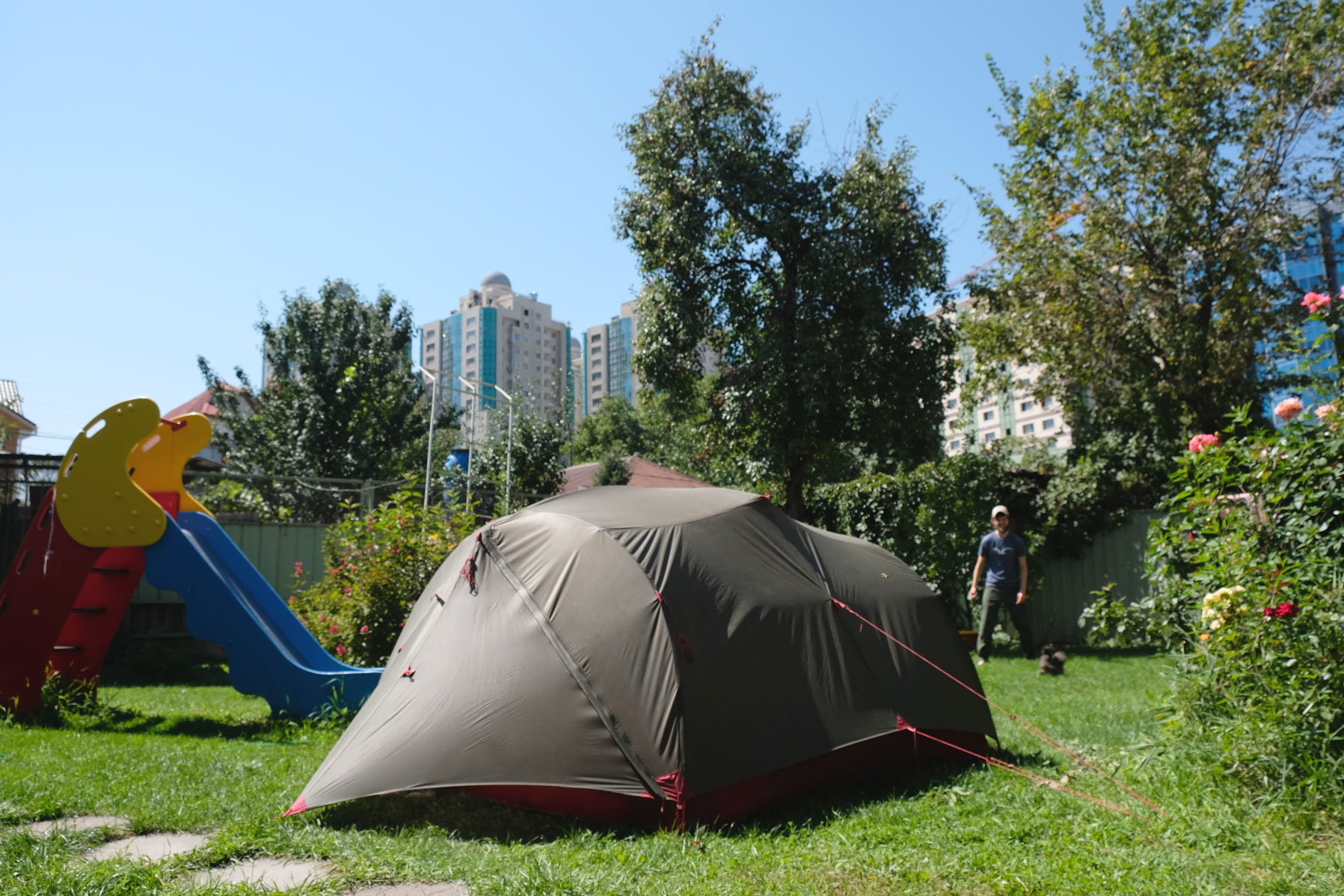 Zelt auf einer Wiese in Almaty in Kasachstan.