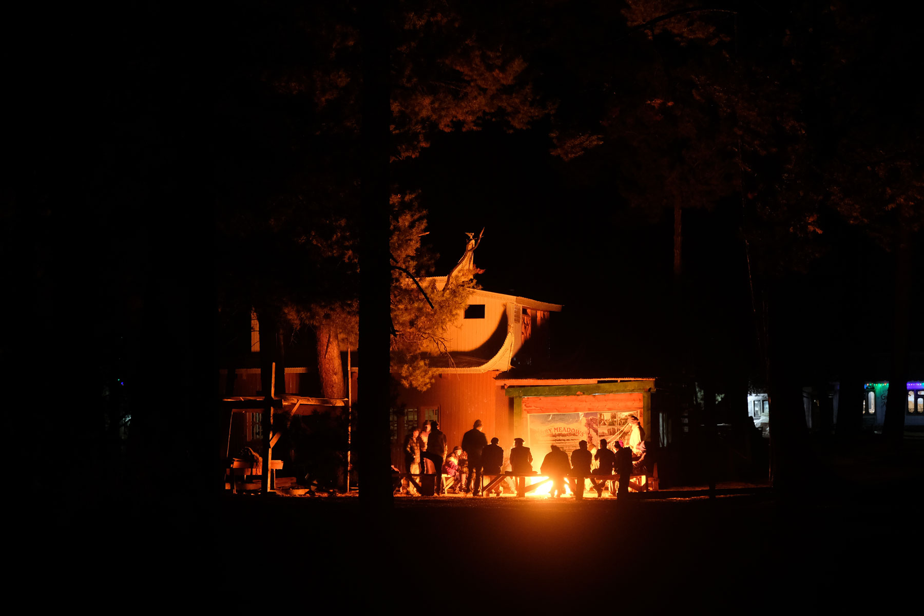 Menschen sitzen um ein Lagerfeuer in Fairy Meadows.