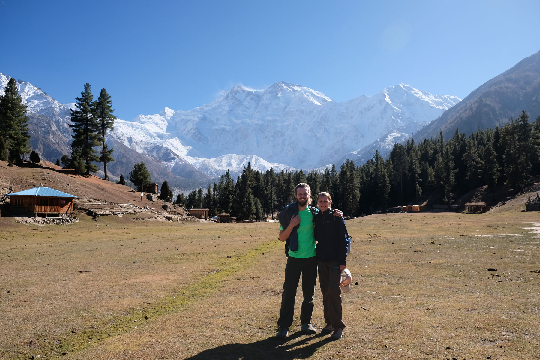 Sebastian und Leo stehen vor dem Nanga Parbat.