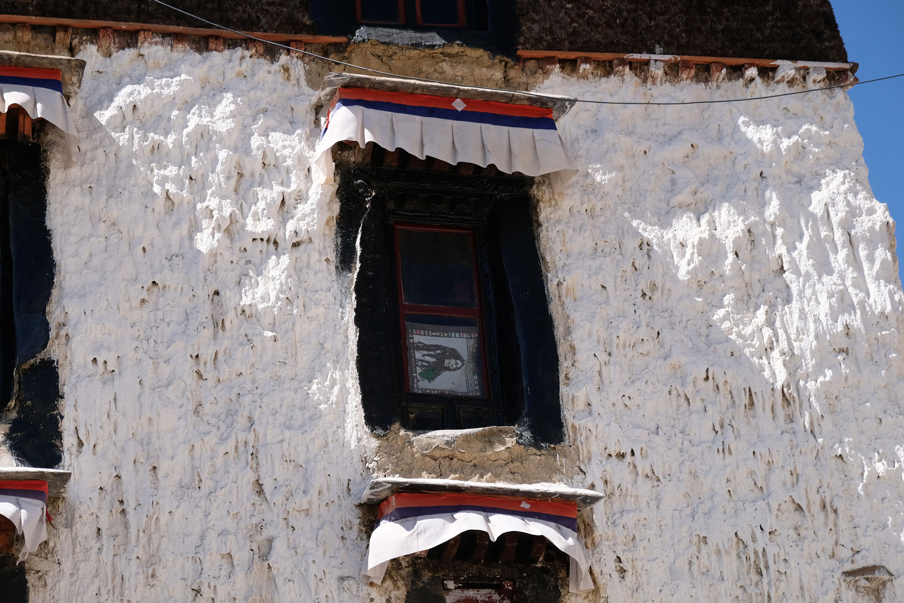 Ein Bild Bob Marleys hängt im Fenster des tibetischen Klosters Tashilunpo.