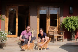 Leo und Sebastian beim House Sitting in San Miguel de Allende in Mexiko mit ihren zwei Katzen.