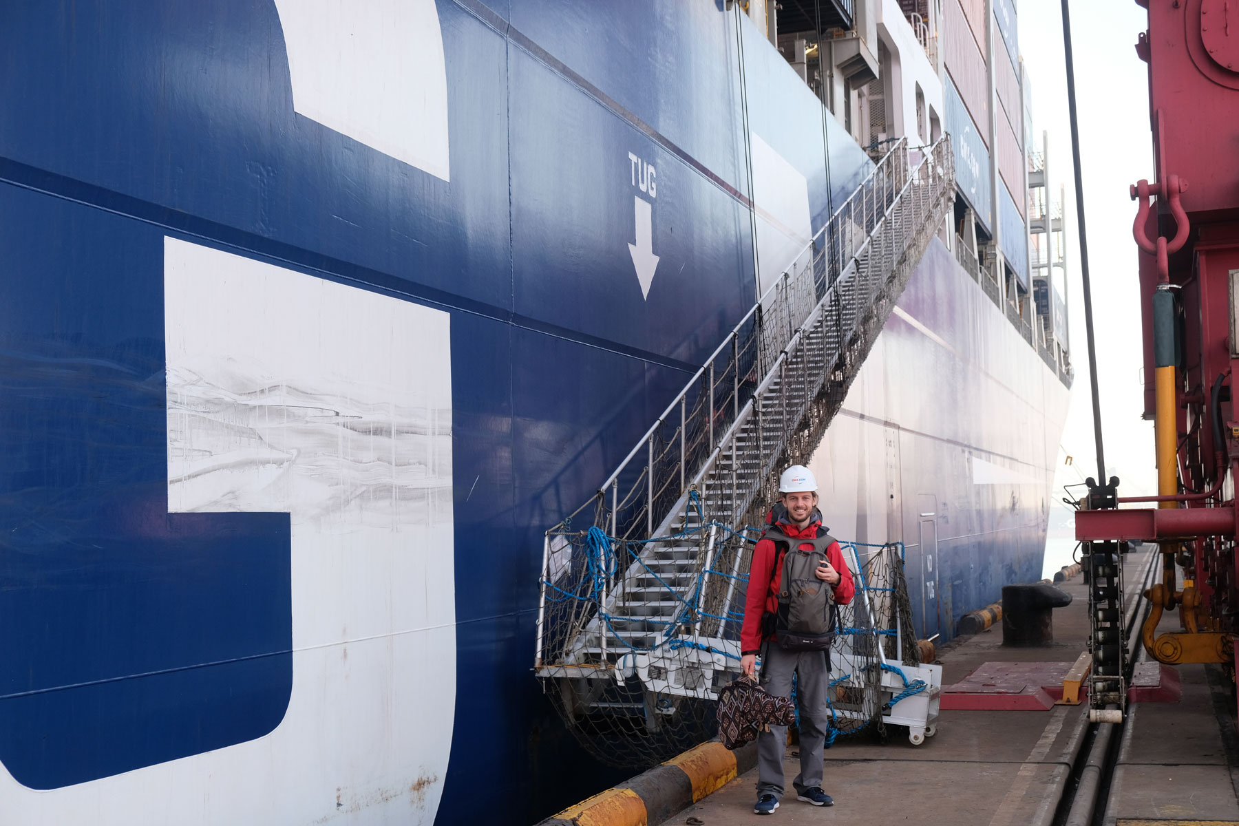 Sebastian steht vor der Gangway unseres Containerschiffs.